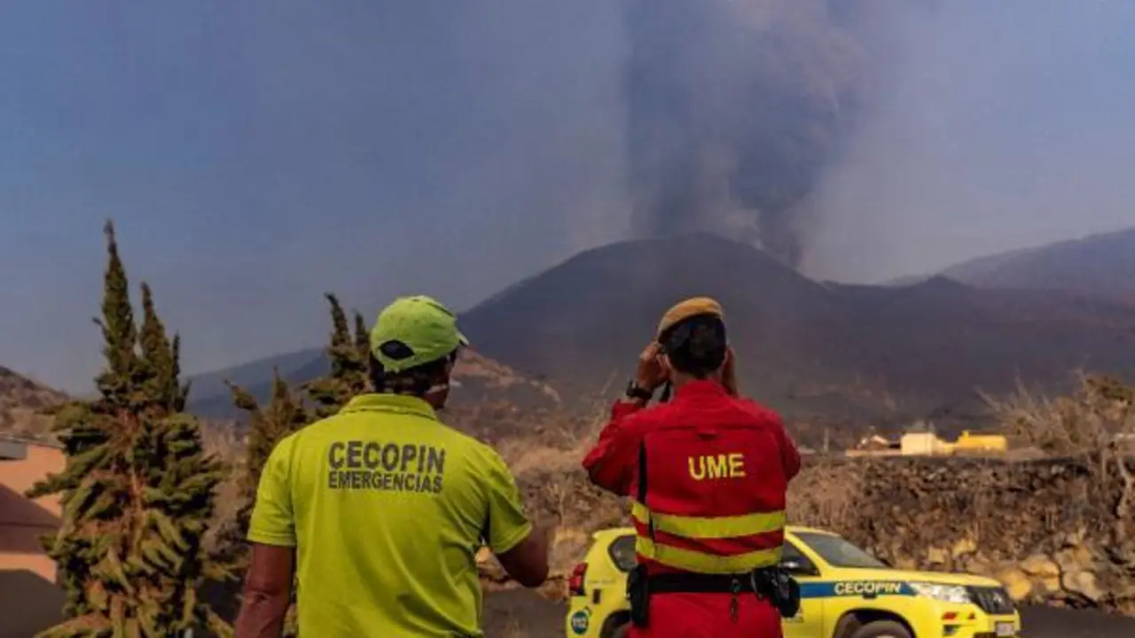 magen facilitada esta noche por el Gobierno de Canarias del cementerio municipal "Los &Aacute;ngeles", de Los Llanos de Aridane (La Palma), aislado desde hace d&iacute;as por las coladas de lava de la erupci&oacute;n en Cumbre Vieja. Varios efectivos del Ej&eacute;rcito de Tierra y la Unidad Militar de Emergencias han depositado una corona de flores a la entrada del camposanto, en recuerdo de los difuntos que este 1 de noviembre no han podido recibir la visita de sus familiares debido a la erupci&oacute;n. EFE/Alexandre D&iacute;az Lorenzo SOLO USO EDITORIAL/SOLO DISPONIBLE PARA ILUSTRAR LA NOTICIA QUE ACOMPA&Ntilde;A (CR&Eacute;DITO OBLIGATORIO)