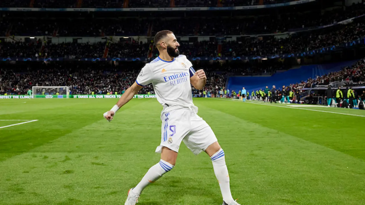 Karim Benzema, del Real Madrid, celebra el segundo gol de su equipo durante el partido de f&uacute;tbol del Grupo D de la UEFA Champions League entre el Real Madrid CF y el FC Shakhtar Donetsk en el estadio Santiago Bernab&eacute;u. Foto: Ruben Albarran/ZUMA Press Wire