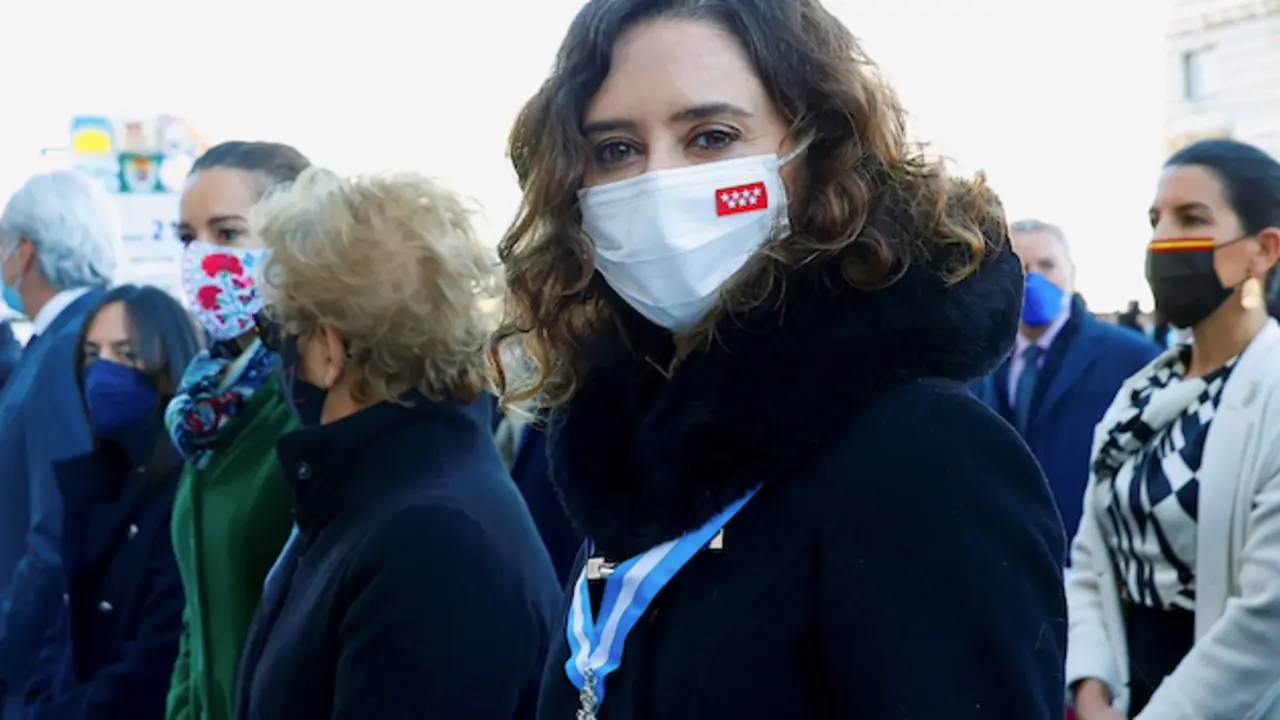 La presidenta de la Comunidad de Madrid, Isabel D&iacute;az Ayuso (d), asiste a la misa por la festividad de la Virgen de la Almudena, celebrada en la explanada entre la catedral de Santa Mar&iacute;a la Real de la Almudena y el Palacio Real, este martes en Madrid. EFE/Chema Moya