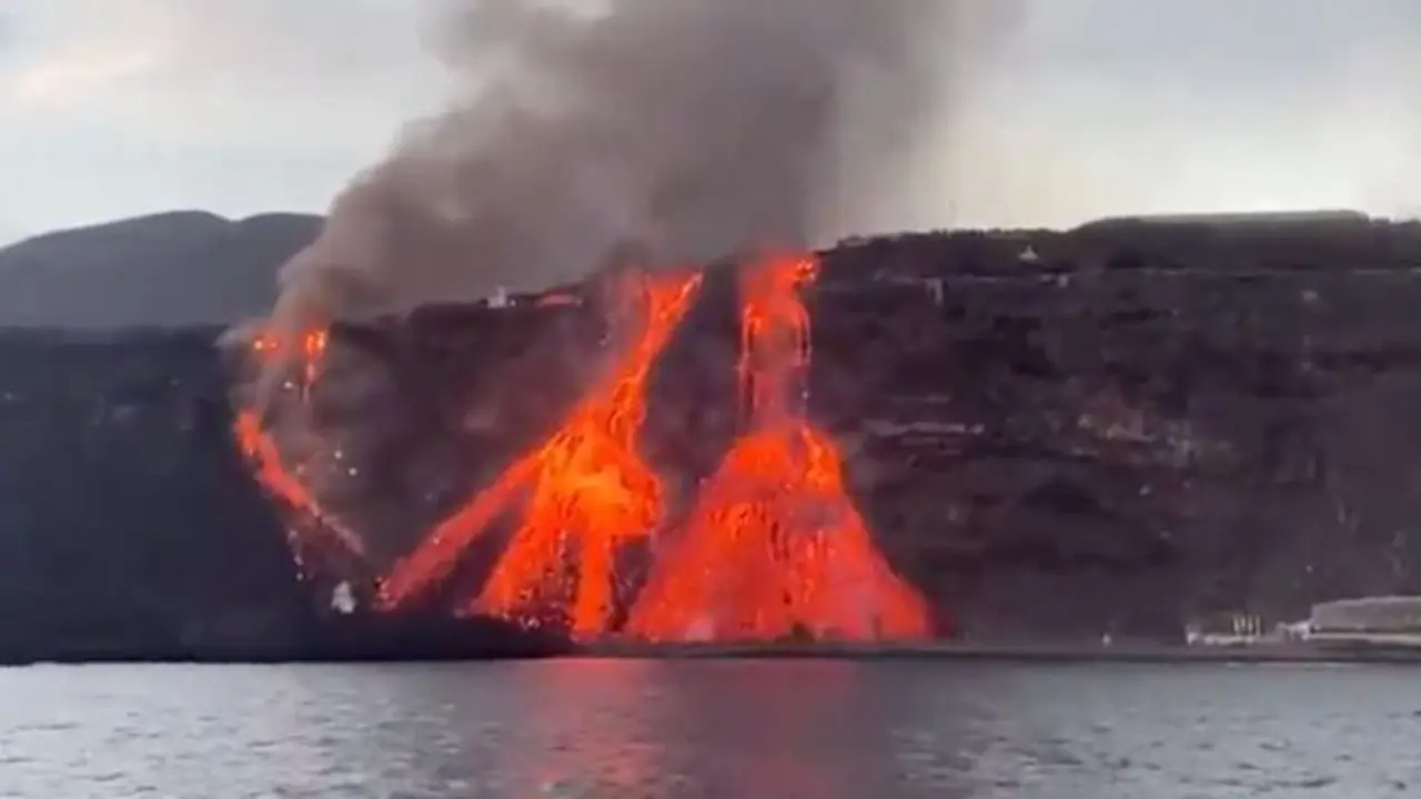 La colada dos del volc&aacute;n de La Palma llega al mar.