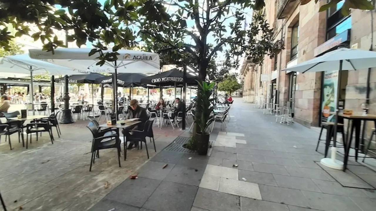 Varias personas en una terraza en el Boulevar Demetrio Herrero en Torrelavega. / S. D&Iacute;AZ