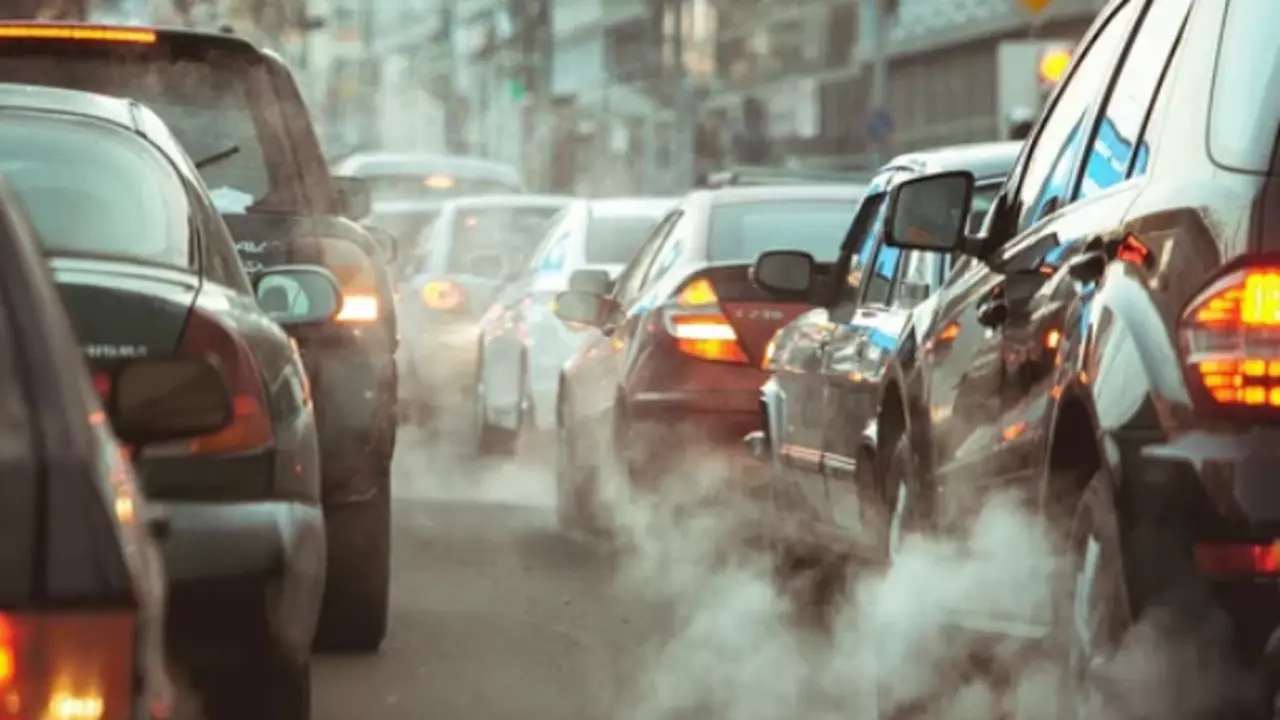 Imagen de archivo en la que se ve c&oacute;mo dos tubos de escape de un coche sueltan humo.