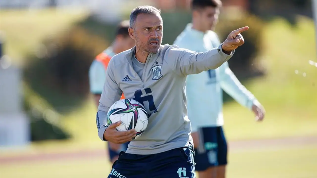 El seleccionador espa&ntilde;ol Luis Enrique Mart&iacute;nez dirige un entrenamiento del combinado espa&ntilde;ol en la Ciudad del F&uacute;tbol este martes en Las Rozas, Madrid. Espa&ntilde;a se juega el acceso directo al Mundial 2022 en los partidos ante Grecia y Suecia. EFE/RFEF/Pablo Garc&iacute;a
