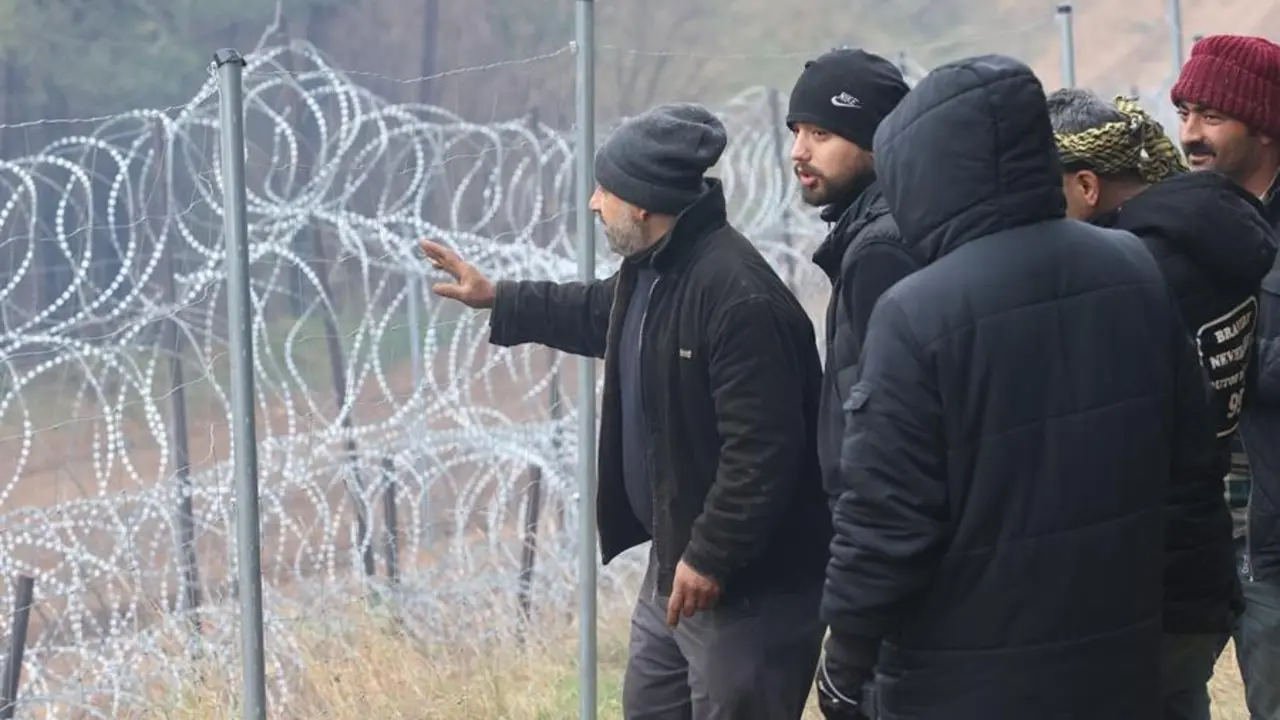 Los migrantes acerc&aacute;ndose a una valla reforzada con alambre de espino cerca de su campamento en la frontera entre Bielorrusia y Polonia en la regi&oacute;n de Grodno, Bielorrusia, 10 de noviembre de 2021. Cientos de refugiados que quieren obtener asilo en la Uni&oacute;n Europea llevan tres d&iacute;as atrapados a bajas temperaturas en la frontera. (Bielorrusia, Polonia) EFE/EPA/LEONID SCHEGLOV/BELTA