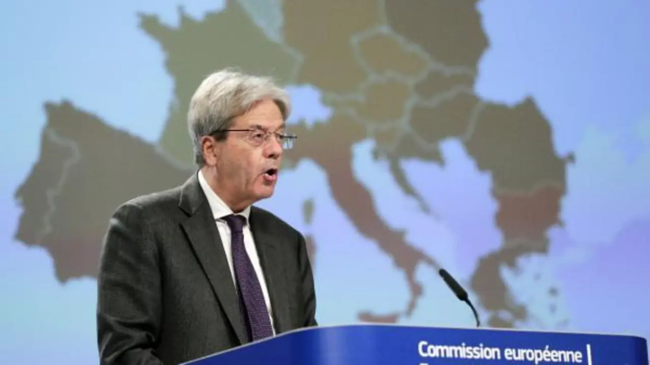 El comisario europeo de Econom&iacute;a, Paolo Gentiloni, habla en una rueda de prensa para presentar las previsiones econ&oacute;micas de oto&ntilde;o de 2021 de la Comisi&oacute;n Europea en Bruselas. EFE/EPA/OLIVIER HOSLET