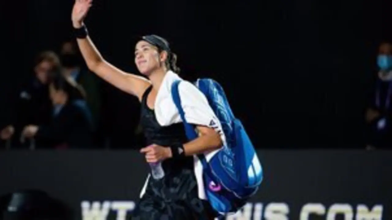 Garbi&ntilde;e Muguruza se despide del p&uacute;blico tras su derrota ante Karolina Pliskova en las Finales de la WTA - Rob Prange / AFP7 / Europa Press