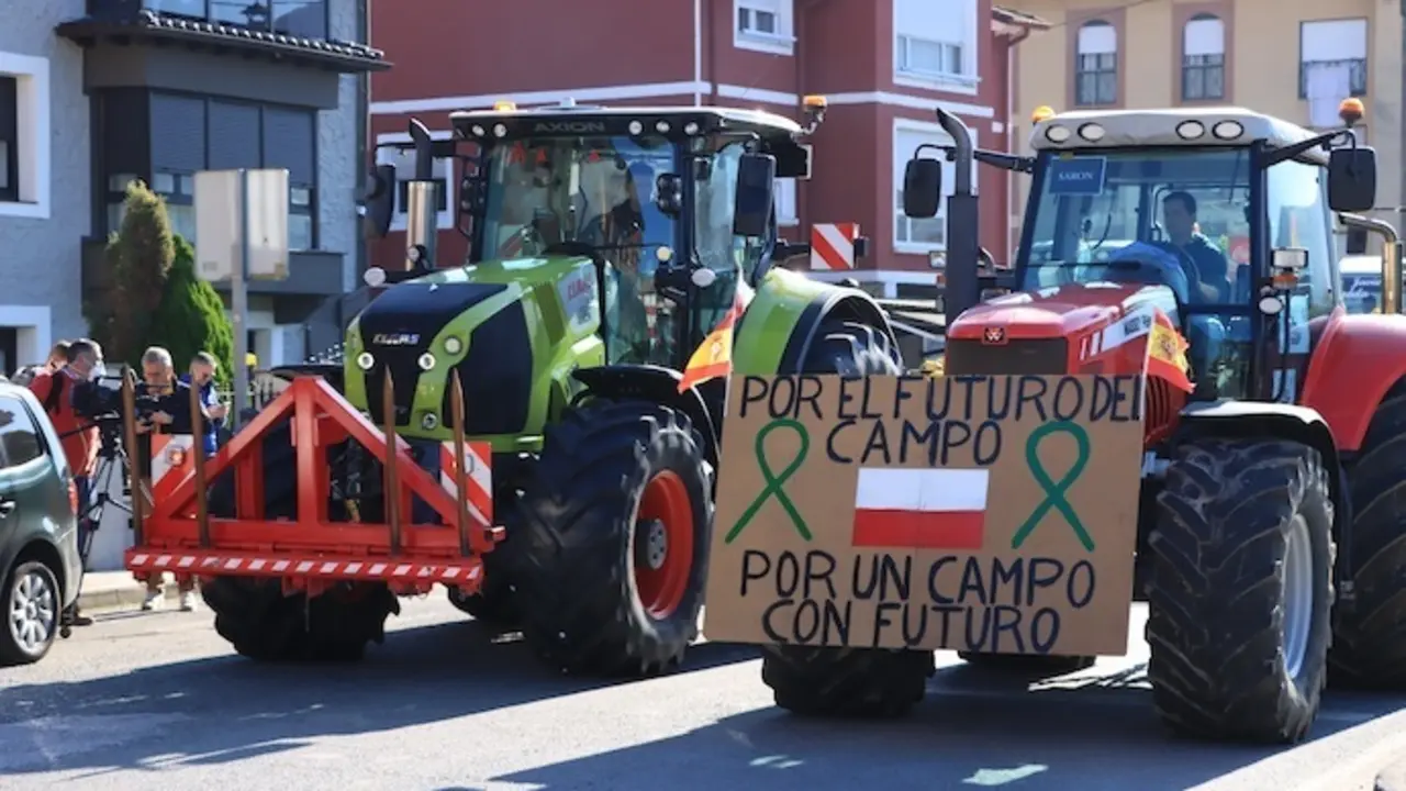 LA PENILLA (CANTABRIA), 11/11/2021.- Los ganaderos de Cantabria que se dedican a la producci&oacute;n de leche se han concentrado con sus tractores este jueves frente a la f&aacute;brica c&aacute;ntabra de Nestl&eacute;, en La Penilla, para denunciar la "cr&iacute;tica" situaci&oacute;n que est&aacute; viviendo este sector. EFE/ Celia Ag&uuml;ero

