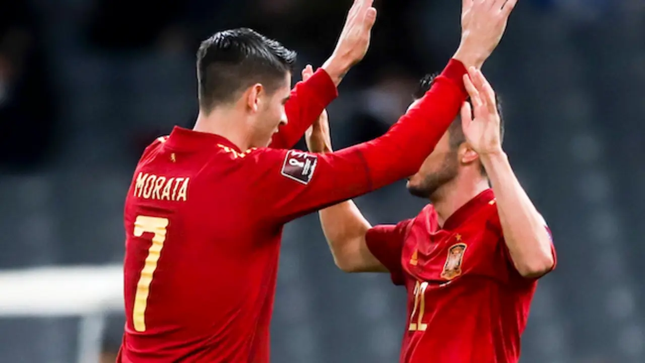 El jugador de la selecci&oacute;n espa&ntilde;ola de f&uacute;tbol Pablo Sarabia (d) celebra la anotaci&oacute;n del primer gol desde el punto de penalti durante el partido de f&uacute;tbol de clasificaci&oacute;n para la Copa Mundial de la FIFA 2022 entre Grecia y Espa&ntilde;a en Atenas, Grecia, el 11 de noviembre de 2021. (Mundial de F&uacute;tbol, Grecia, Espa&ntilde;a, Atenas) EFE/EPA/GEORGIA PANAGOPOULOU