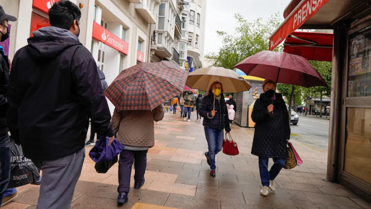 Varias personas por el centro de Santander. / Hardy