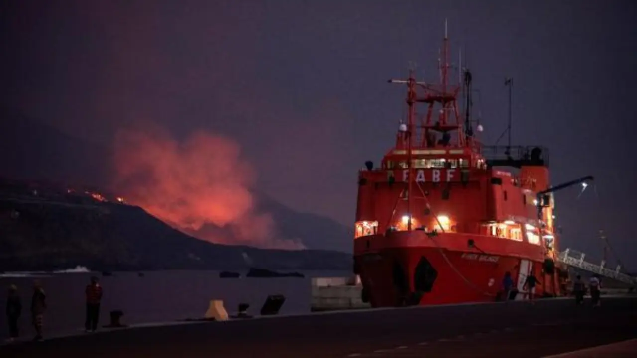 Vista del Volc&aacute;n Cumbre Vieja desde el puerto de Tazcorte, en La Palma, en una jornada en la que La Armada ya est&aacute; en total disposici&oacute;n de comenzar a prestar el servicio de transportes de agricultores desde el Puerto de Tazacorte hasta Puerto de Naos. EFE/Miguel Calero