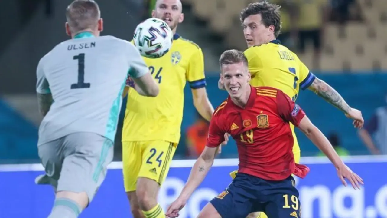 Archivo - Olsen sale a detener un bal&oacute;n ante Dani Olmo en el Espa&ntilde;a-Suecia de la EURO 2020 - Cezearo De Luca/dpa - Archivo