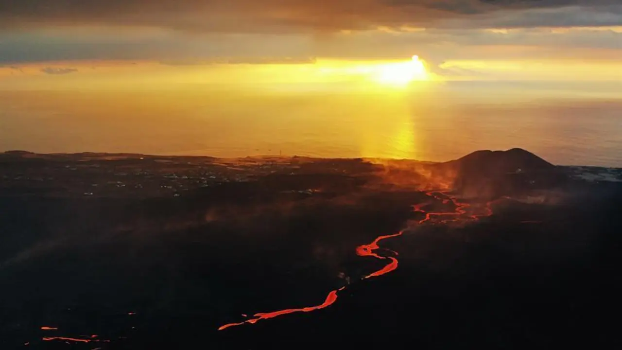 Fotograf&iacute;a realizada con un drone que muestra la colada de magma que se dirige al mar por la erupci&oacute;n del volc&aacute;n Cumbre Vieja que vuelve a expulsar material solido este domingo .EFE/ Jes&uacute;s Diges