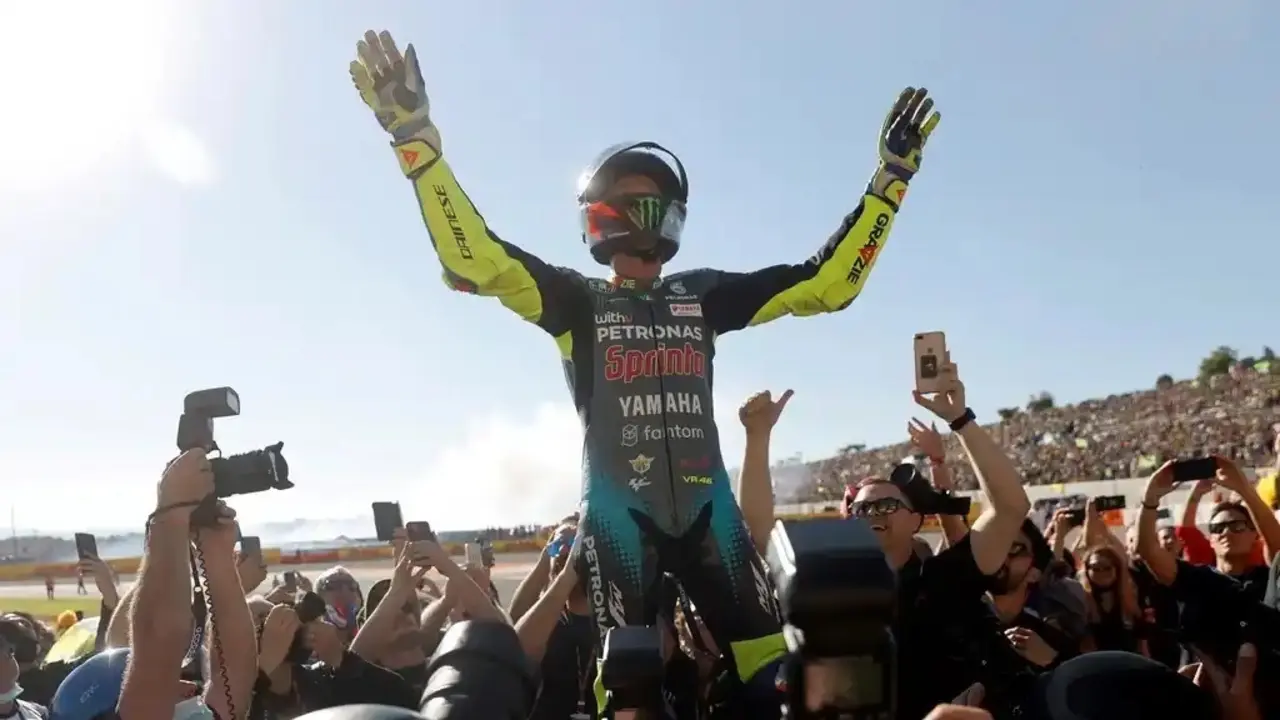 Valentino Rossi, con los brazos en alto, se despide de la afici&oacute;n tras su &uacute;ltima carrera en Cheste. Efe