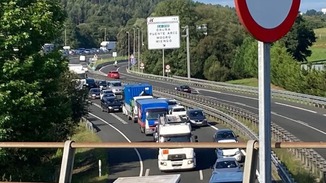 Retenciones en la A-67 a la altura de Mogro.