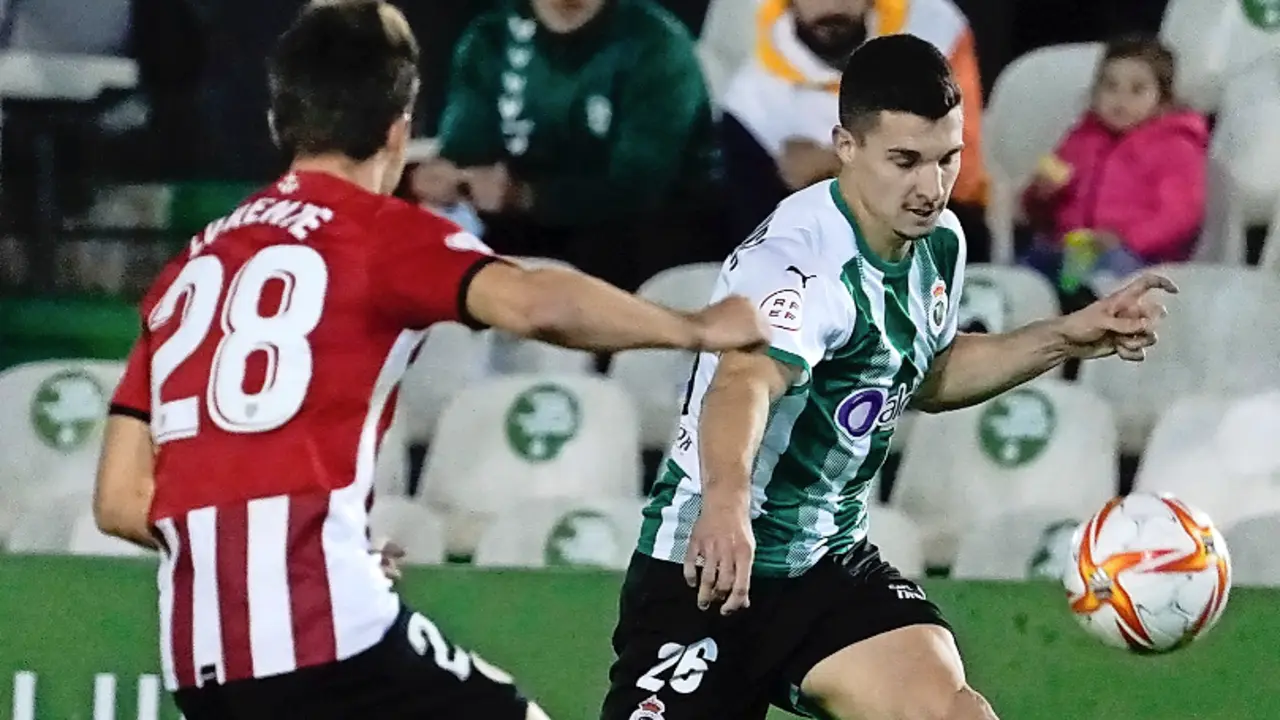 Sim&oacute;n Luca, centrando un bal&oacute;n durante su primera partido con el primer equipo. / Hardy