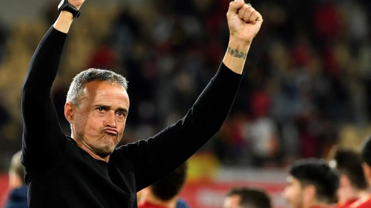 El entrenador de la selecci&oacute;n espa&ntilde;ola de f&uacute;tbol, Luis Enrique, celebra la victoria ante Suecia al t&eacute;rmino del partido de la fase de clasificaci&oacute;n del Mundial de Catar 2022 disputado este domingo en el estadio de La Cartuja, en Sevilla. EFE/Ra&uacute;l Caro