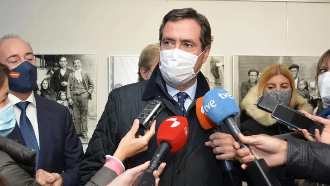 El presidente de la CEOE, Antonio Garamendi, ofrece declaraciones a los medios antes de una visita a la iglesia de Santiago de Carri&oacute;n de los Condes en Palencia, este viernes.El presidente de la CEOE, Antonio Garamendi, ha asegurado que la patronal va a estar en la negociaci&oacute;n de la reforma laboral "de forma profesional" y para avanzar, por lo que ha pedido al Gobierno que despolitice una negociaci&oacute;n que va m&aacute;s all&aacute; de "la batalla o el trofeo pol&iacute;tico". EFE/ A. &Aacute;lvarez