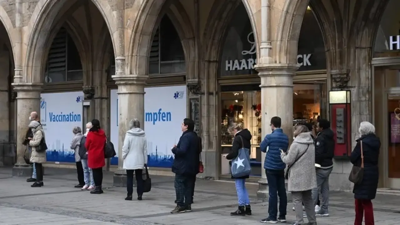 La gente espera frente a un centro de vacunaci&oacute;n en la ciudad de M&uacute;nich, en el sur de Alemania, el 15 de noviembre de 2021, en medio de un aumento de infecciones durante la pandemia de coronavirus en curso. Fotograf&iacute;a: Christof Stache / AFP / Getty Images