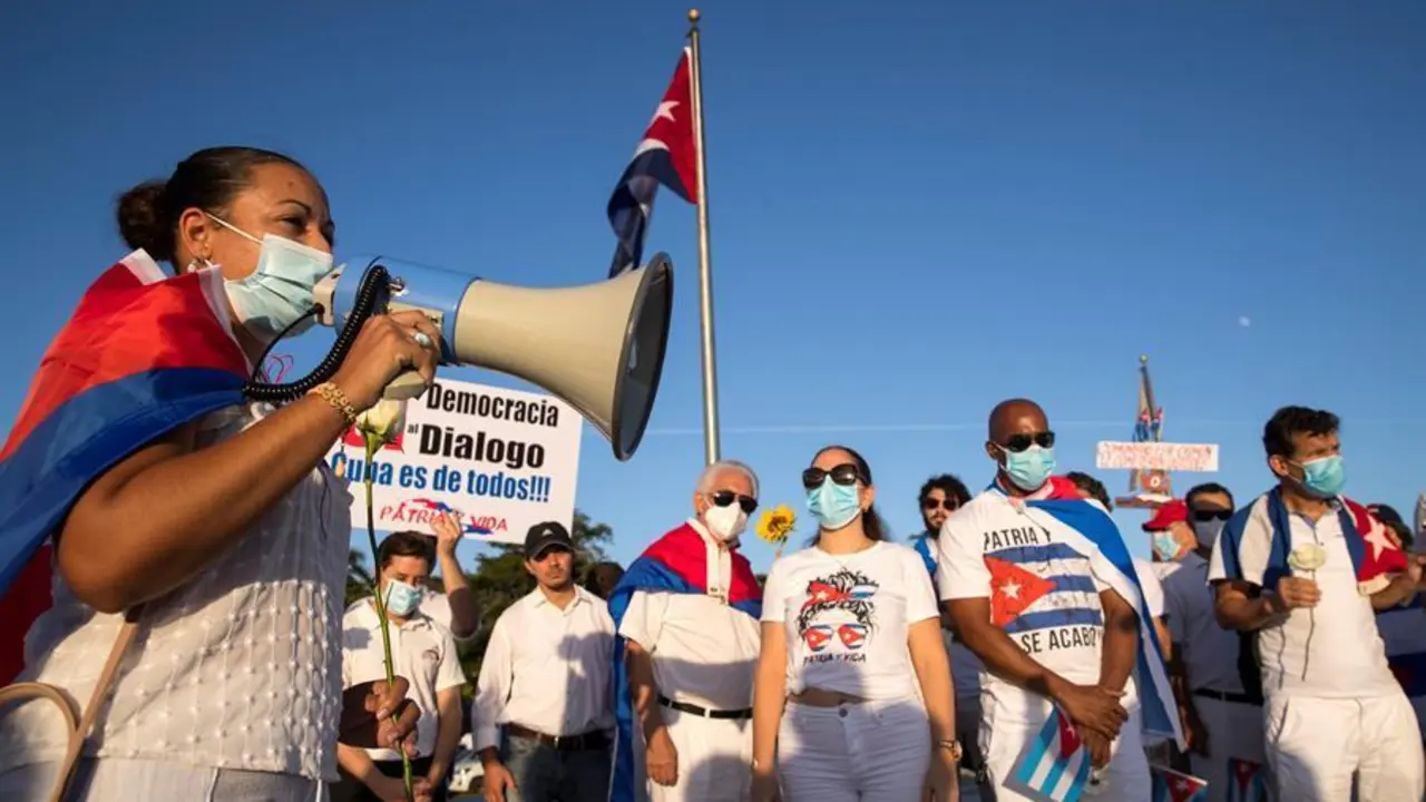 Un grupo de cubanos residentes en Rep&uacute;blica Dominicana protest&oacute; contra el gobierno cubano, hoy lunes en Santo Domingo. Los activistas se concentraron en la parroquia de la Virgen del Cobre, la madre espiritual de los cubanos, y desde ah&iacute; marcharon hasta el busto en honor del h&eacute;roe nacional de Cuba, Jos&eacute; Mart&iacute;. EFE/ Orlando Barr&iacute;a
