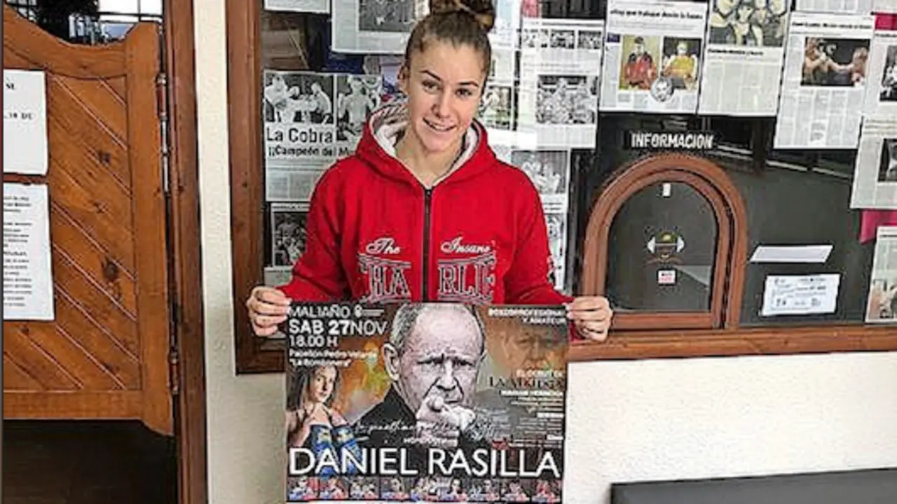 Marian Herrer&iacute;a, con el cartel de la velada.