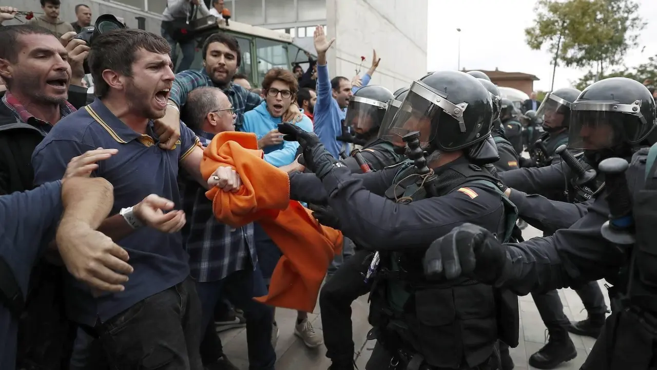 Ciudadanos se enfrentan a la Polic&iacute;a en Catalu&ntilde;a.