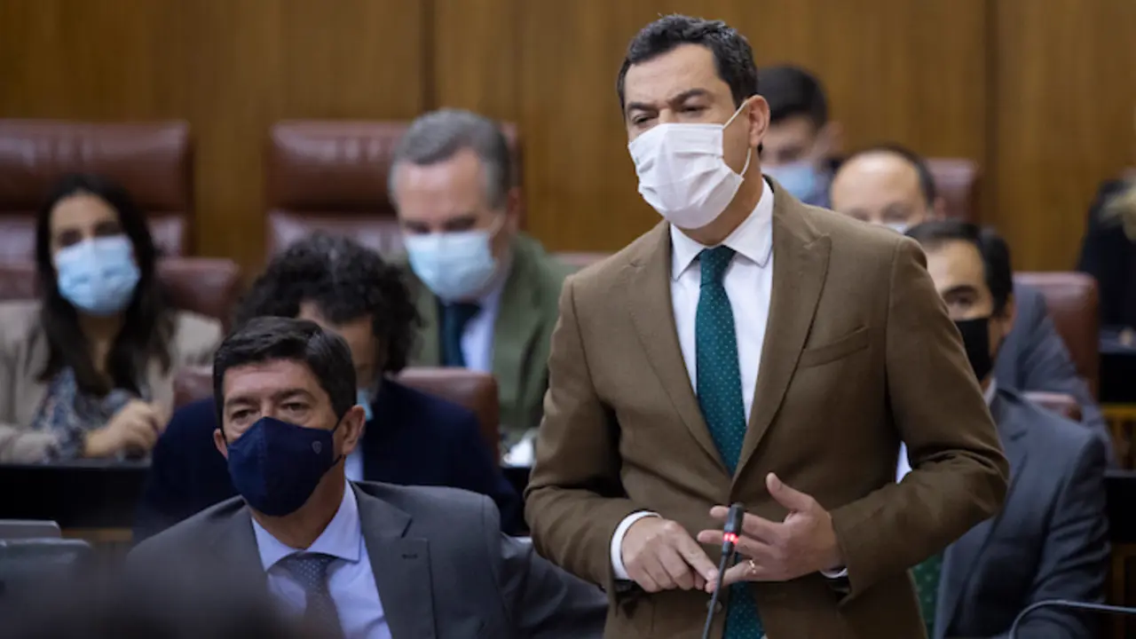 El presidente de la Junta de Andaluc&iacute;a, Juanma Moreno (d), junto al vicepresidente de la Junta , Juan Mar&iacute;n (i), durante su intervenci&oacute;n en la sesi&oacute;n de control al gobierno con pregunta de los grupos parlamentarios al presidente de la Junta,  en la segunda jornada del Pleno del Parlamento andaluz. A 11 de noviembre de 2021, en Sevilla (Andaluc&iacute;a, Espa&ntilde;a).
Mar&iacute;a Jos&eacute; L&oacute;pez / Europa Press
11/11/2021