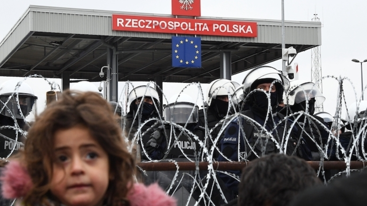 Una ni&ntilde;a al lado de la valla de Bielorrusia mientras varios agentes de polic&iacute;a polacos montan guardia en el paso fronterizo de Bruzgi-Kuznica Bialostocka, cerca de la frontera bielorrusa-polaca, a 15 de noviembre de 2021, en Bruzgi, (Bielorrusia). La tensi&oacute;n ha aumentado en la frontera entre Polonia y Bielorrusia, a medida que se han ido agolpando miles de personas que buscan seguir su avance hacia la Uni&oacute;n Europea, donde adem&aacute;s de vivir con fr&iacute;o y a la intemperie, se est&aacute; produciendo ataques y altercados. Lo ocurrido es un nuevo episodio de la tensi&oacute;n reinante ahora mismo en la frontera, fruto, seg&uacute;n la Uni&oacute;n Europea, de una represalia de las autoridades bielorrusas contra las sanciones emitidas despu&eacute;s de las elecciones del a&ntilde;o pasado en el pa&iacute;s, que Bruselas consider&oacute; como fraudulentas. Licencia editorial v&aacute;lida 3 MESES a partir de fecha de la imagen, posteriormente eliminarla de su archivo. Para usos no editoriales y fuera de licencia contactar con EUROPA PRESS. Editorial license valid for 3 MONTHS from the date of the image, then delete from your archive. For non-editorial and non-licensed use, please contact EUROPA PRESS.
15 NOVIEMBRE 2021;CAMPAMENTO;MIGRANTES;BIELORRUSIA;POLONIA;CRISIS
Viktor Tolochko/Sputnik / Europa Press
15/11/2021