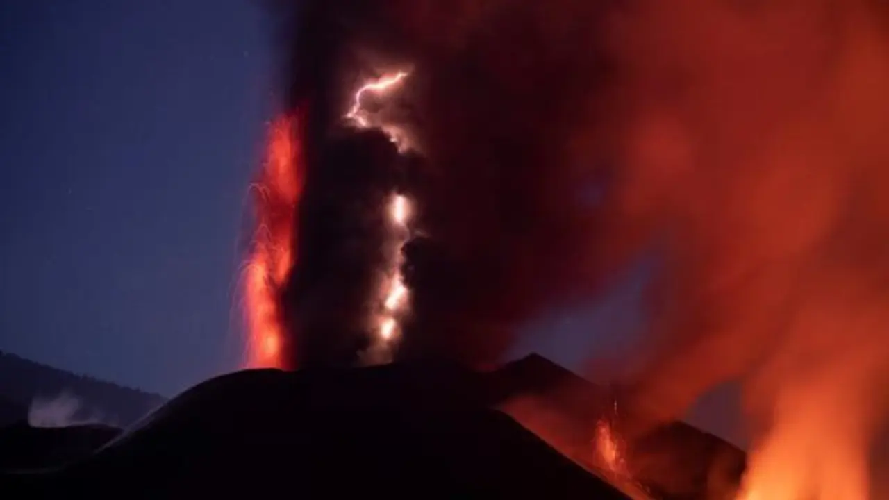 Imagen de una descarga de rayos sobre el cono del volc&aacute;n de La Palma tomada en la loche del domingoEFE/Jos&eacute; Juan Rodr&iacute;guez Rocha