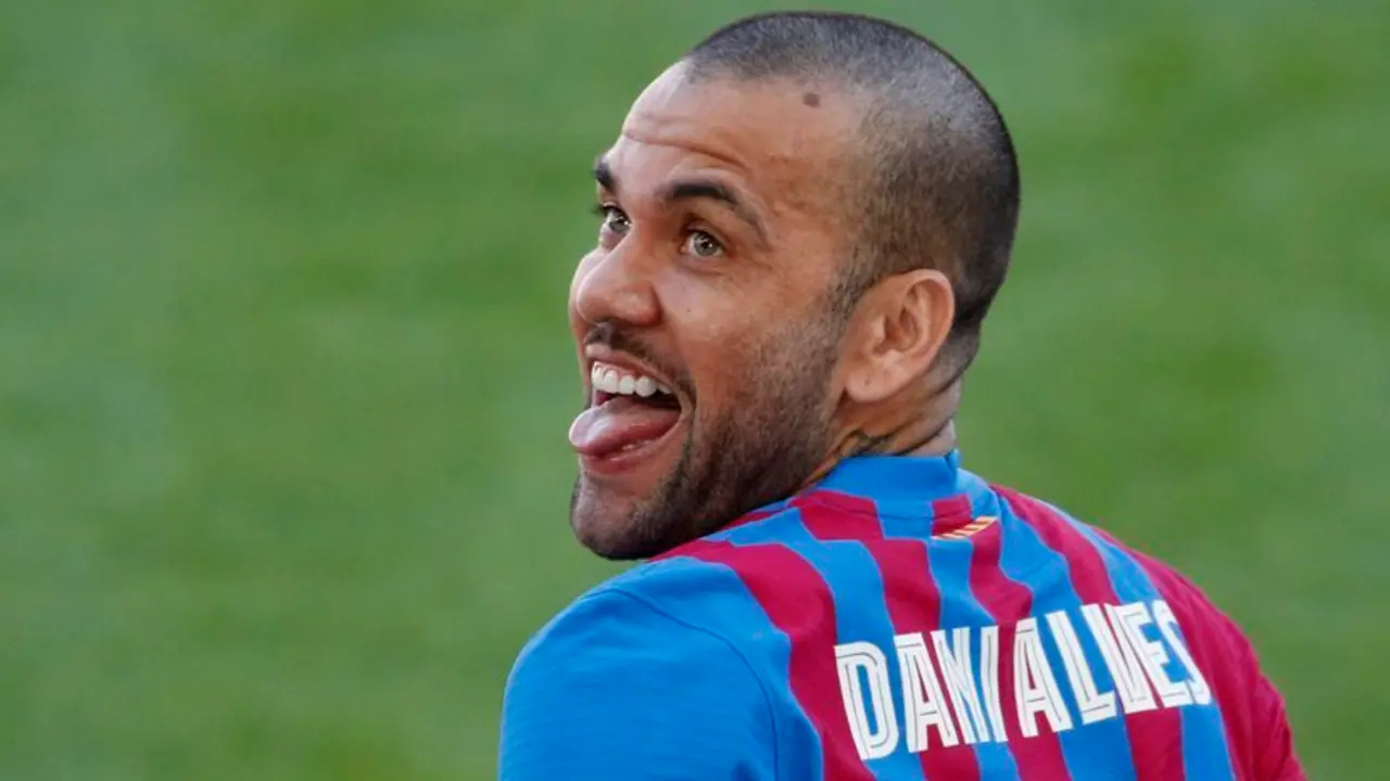 Alves se lo pas&oacute; como un cr&iacute;o en su presentaci&oacute;n en el Camp Nou, ocupado por 10.378 aficionados.