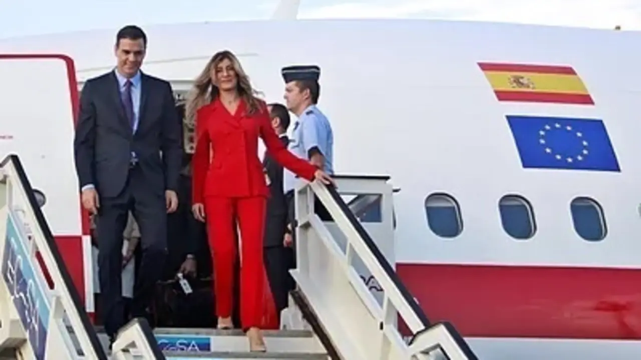 El presidente del Gobierno y su esposa descienden del avi&oacute;n oficial en Cuba en 2018. Yander Zamora EFE