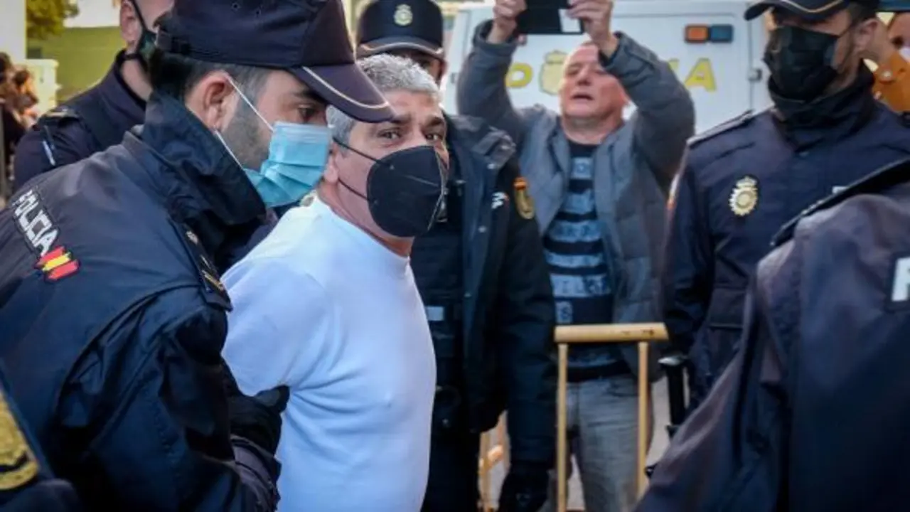 Efectivos de la Polic&iacute;a Nacional trasladan al acusado Bernardo Montoya a la Audiencia Provincial de Huelva, donde hoy se celebra la cuarta sesi&oacute;n del juicio acusado de agredir sexualmente y asesinar en el mes de diciembre de 2018 a Laura Luelmo, la profesora zamorana de 26 a&ntilde;os, en la localidad de El Campillo (Huelva). EFE/Juli&aacute;n P&eacute;rez