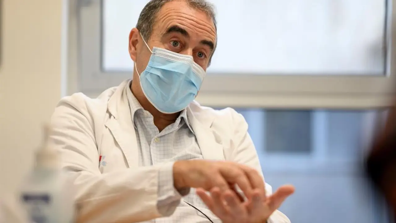 El presidente de la Sociedad Espa&ntilde;ola de Inmunolog&iacute;a, Marcos L&oacute;pez Hoyos, durante una entrevista mantenida con la Agencia Efe en Santander. EFE/Pedro Puente Hoyos