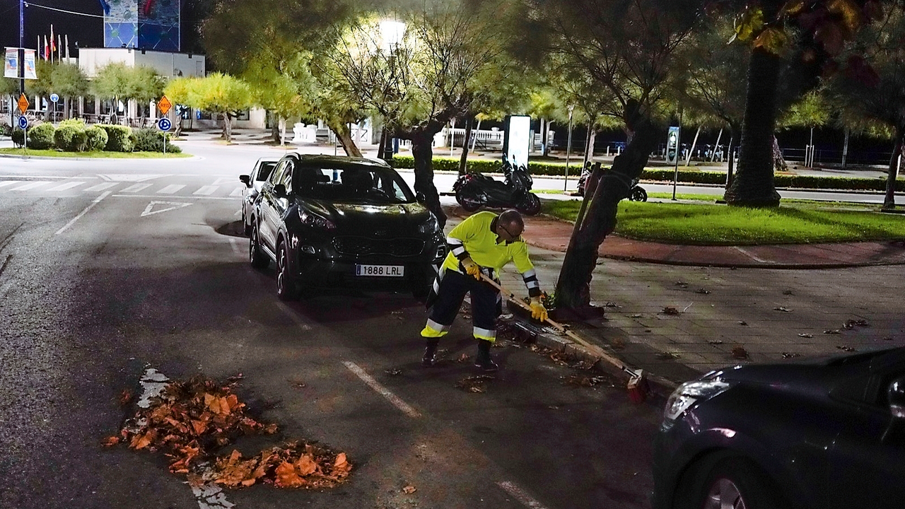 Un operario de la nueva empresa de basuras durante la jornada noctura en la Plaza de Italia en Santander. / Hardy
