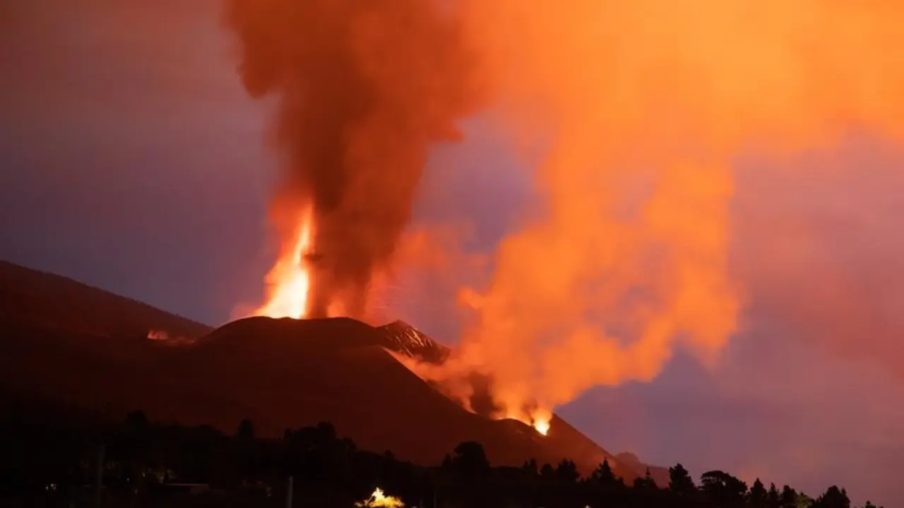 Vista del volc&aacute;n de Cumbre Vieja, de cuya erupci&oacute;n se cumplen 60 d&iacute;as este jueves. EFE/MIGUEL CALERO