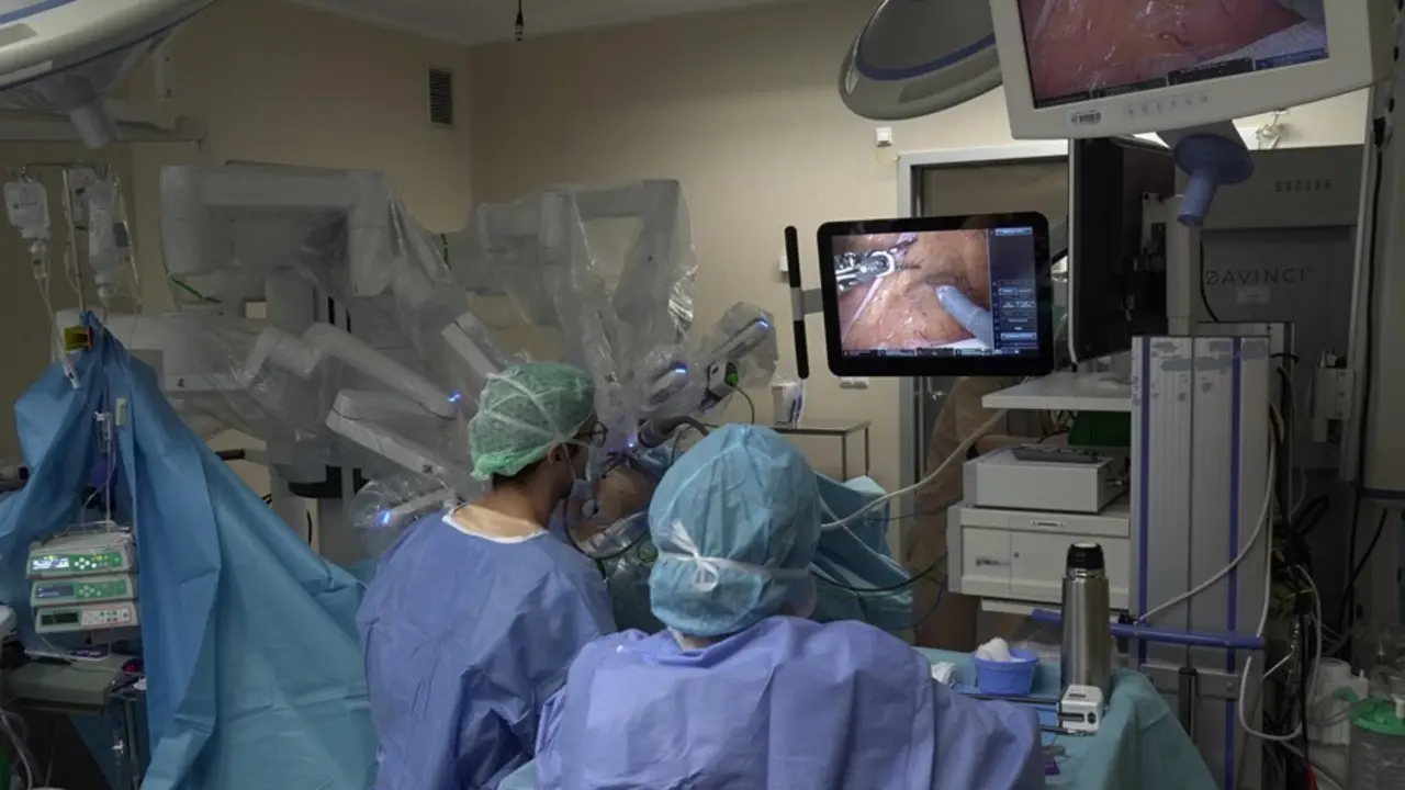 Cirug&iacute;a en Valdecilla con el robot Da Vinci. / A.E.