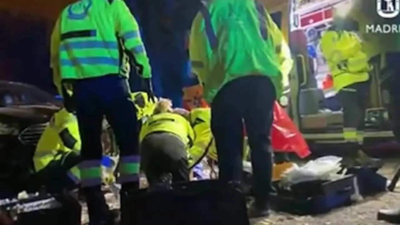 Efectivos de emergencias atienden a la joven de 20 a&ntilde;os atropellada en el paseo de Juan XXIII, en Madrid.Emergencias Madrid