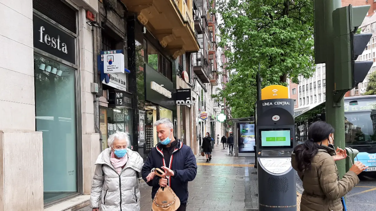 Varias personas por el centro de Santander. / ALERTA