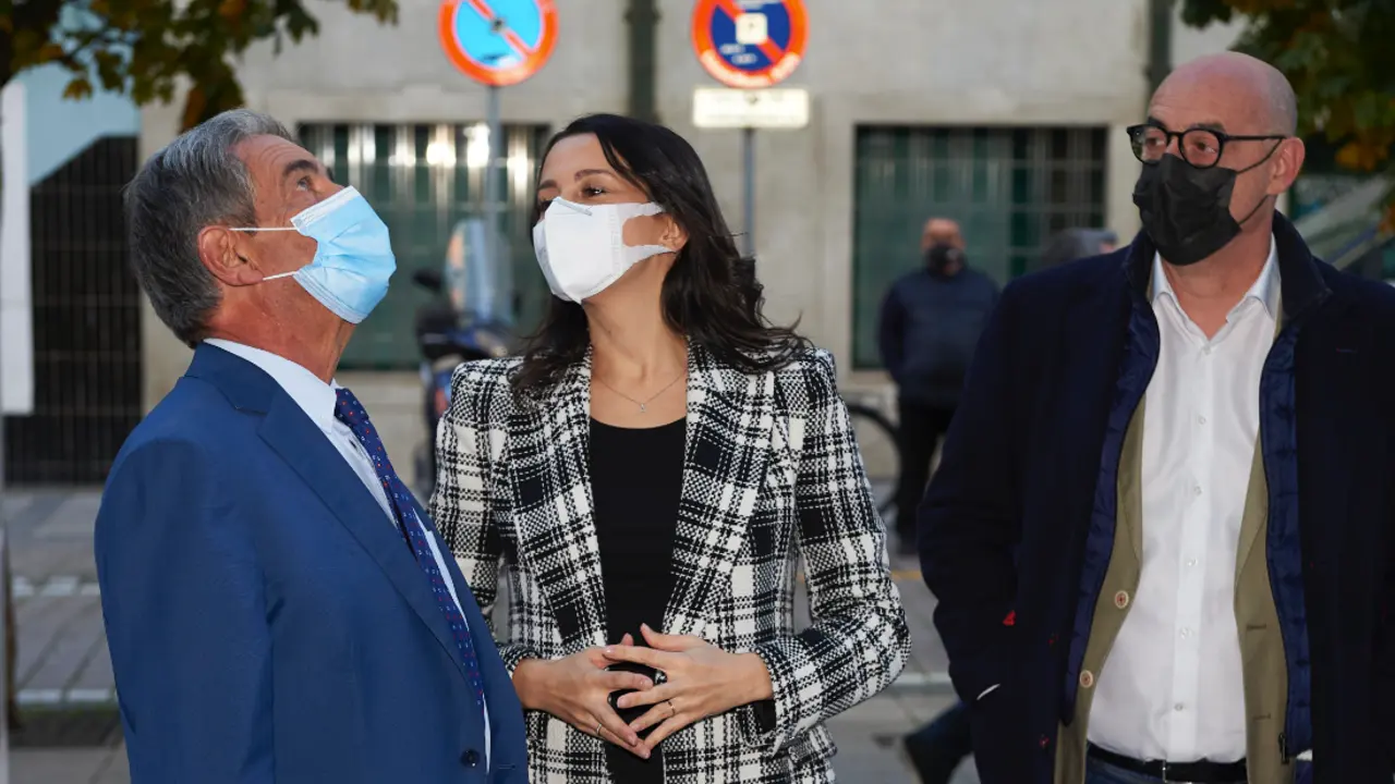 El presidente de Cantabria, Miguel &Aacute;ngel Revilla; la presidenta de Ciudadanos (Cs), In&eacute;s Arrimadas, y el coordinador de Cs Cantabria, F&eacute;lix &Aacute;lvarez, durante un encuentro en la sede del Gobierno de Cantabria, a 20 de noviembre de 2021, en Santander, Cantabria (Espa&ntilde;a). La presidenta de Ciudadanos acude este s&aacute;bado a Santander para mantener un encuentro con el presidente de Cantabria y para participar en un acto con afiliados y simpatizantes. Juan Manuel Serrano Arce / Europa Press