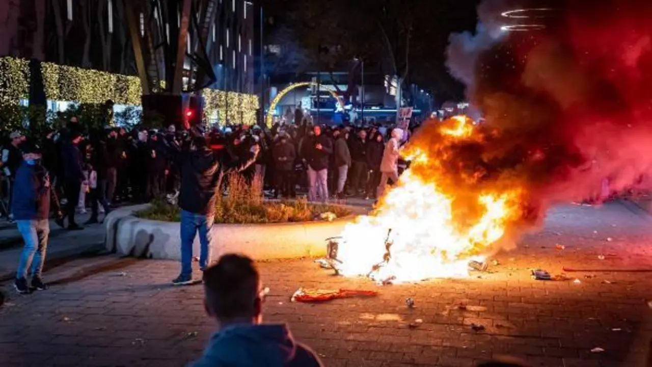 Un scooter incendiado durante una protesta contra la pol&iacute;tica 2G en Coolsingel, Rotterdam, Pa&iacute;ses Bajos, 19 de noviembre de 2021. Cientos de manifestantes se han reunido para protestar contra el endurecimiento de las medidas contra el coronavirus. (Protestas, Incendio, Pa&iacute;ses Bajos; Holanda) EFE/EPA/Killian Lindenburg