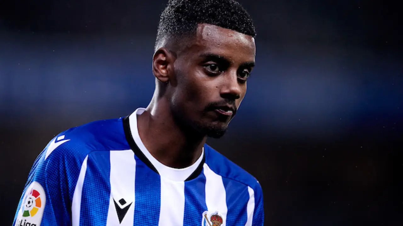Alexander Isak, de la Real Sociedad, mira durante el partido de f&uacute;tbol de la liga espa&ntilde;ola, La Liga, entre la Real Sociedad y el Athletic Club en el Reale Arena el 31 de octubre de 2021 en San Sebasti&aacute;n, Espa&ntilde;a.