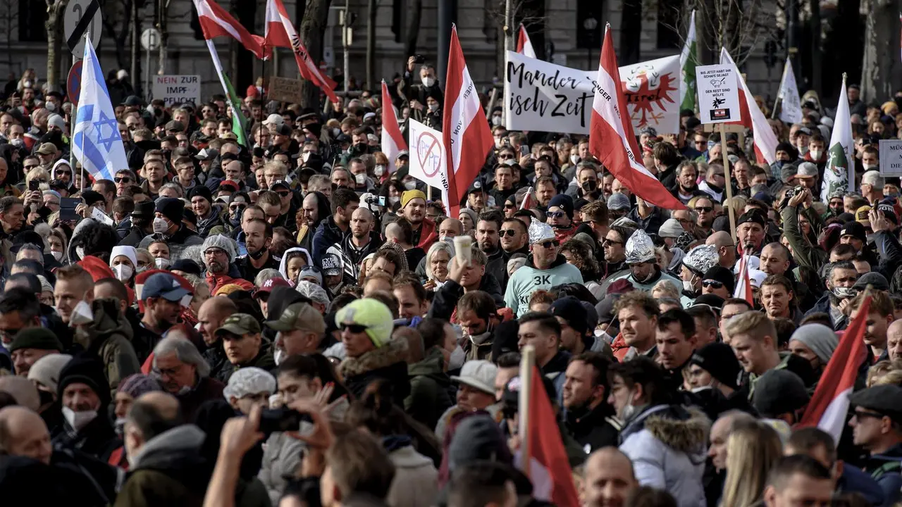 Manifestantes por las calles de Viena portan una pancarta con el lema "El mejor esclavo es el que se cree libre" durante las protestas contra el confinamiento y una vacunaci&oacute;n obligatoria.
