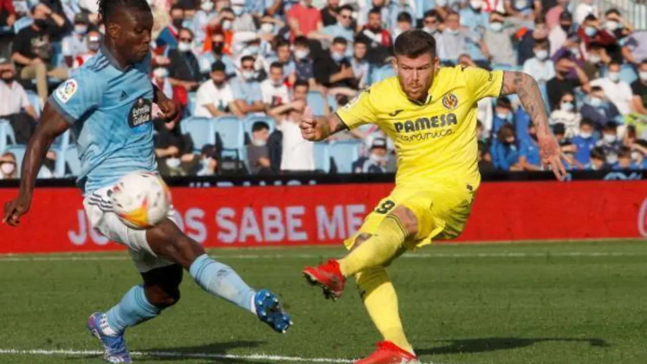 El jugador del Celta de Vigo Joseph Aidoo, disputa el bal&oacute;n con el jugador del Villarreal Francis Coquelin, durante el partido de la jornada 14 de LaLiga celebrado este s&aacute;bado en el estadio Abanca-Bala&iacute;dos de Vigo. EFE / Salvador Sas