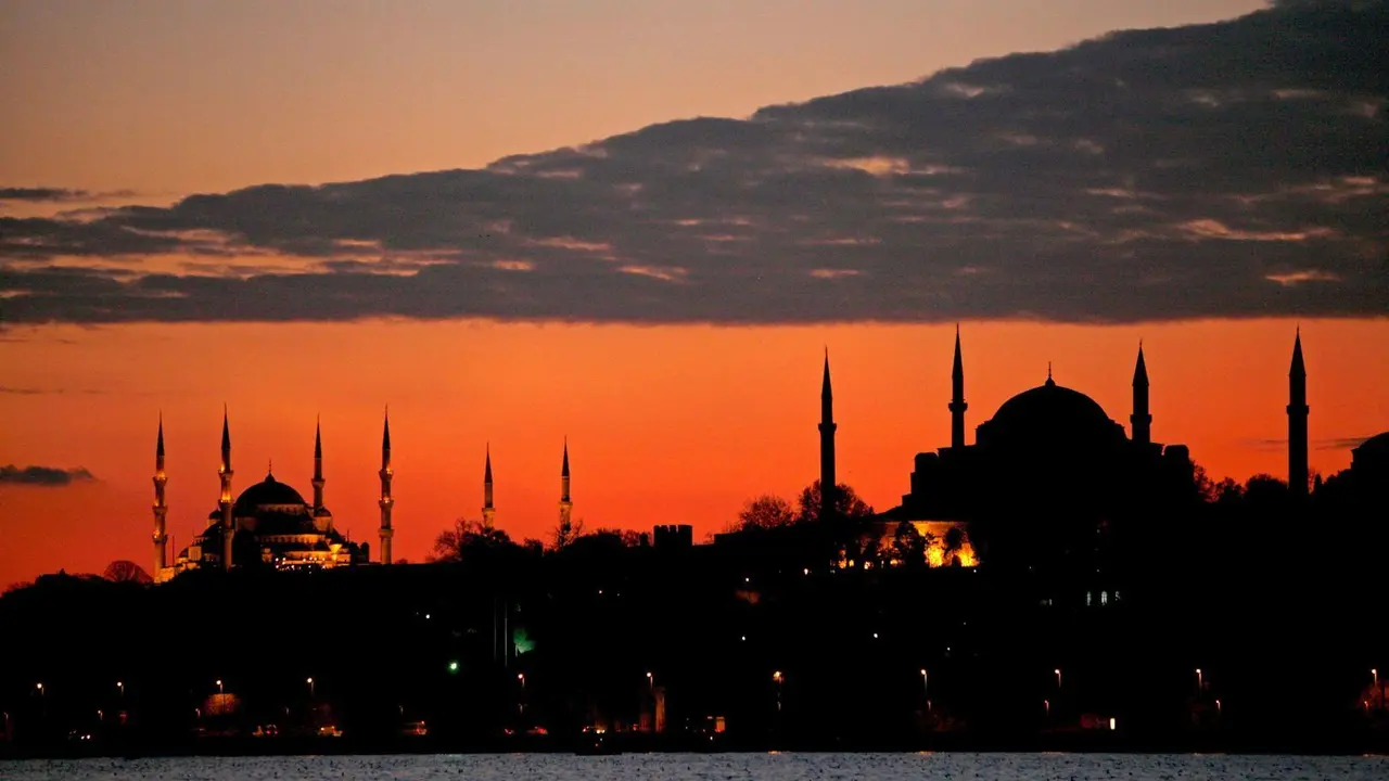 Vista de la silueta del museo de Santa Sof&iacute;a (d) y de la Mezquita Azul (i) al atardecer en Estambul (antigua Constantinopla), Turqu&iacute;a, en una imagen de archivo. EFE/Tolga Bozoglu.