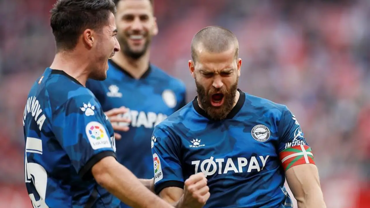 El defensa del Alav&eacute;s V&iacute;ctor Laguardia (d), celebra el primer gol ante el Sevilla durante el partido de la decimocuarta jornada de Primera Division, disputado hoy en el estadio S&aacute;nchez Pizjuan.- EFE/Jos&eacute; Manuel Vidal