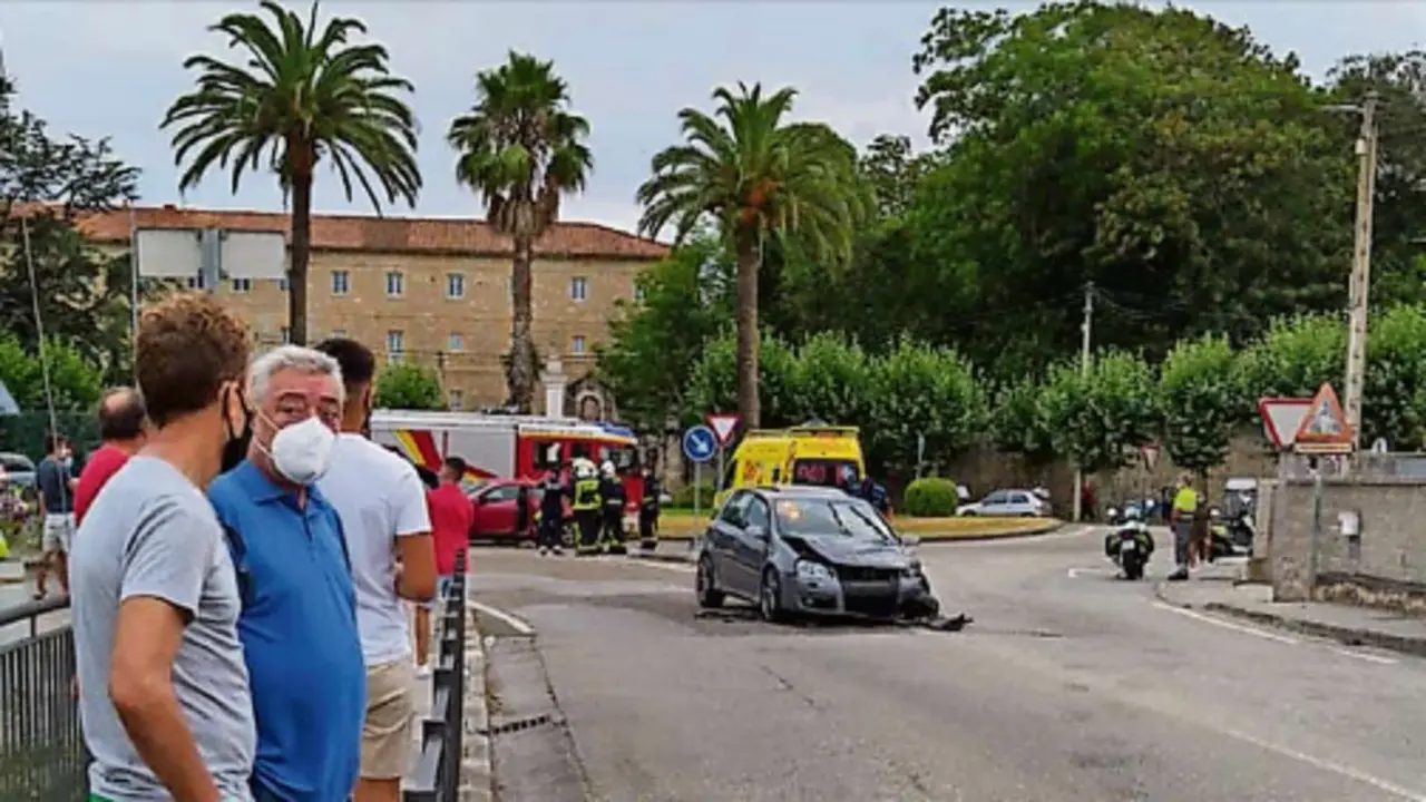 Momento despu&eacute;s del accidente en la tarde de ayer en la rotonda de Corb&aacute;n.