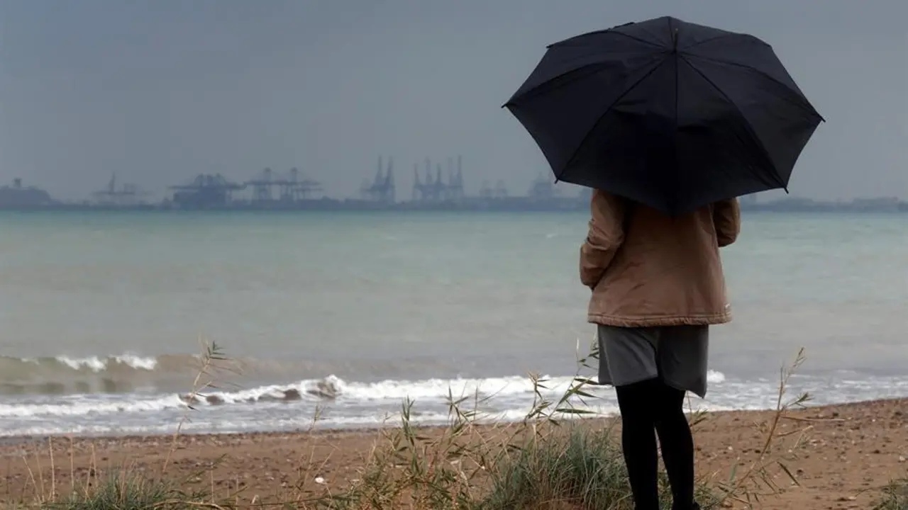 Una mujer contempla el litoral brumoso y encapotado cuando la Comunitat Valenciana registrar&aacute; este s&aacute;bado cielo nuboso o cubierto y precipitaciones generalizadas que a &uacute;ltimas horas del d&iacute;a estar&aacute;n ocasionalmente acompa&ntilde;adas de tormenta y podr&aacute;n darse con intensidad fuerte en algunos puntos del litoral de Valencia y Castell&oacute;n seg&uacute;n la Agencia Estatal de Meteorolog&iacute;a (Aemet). EFE/Kai F&ouml;rsterling