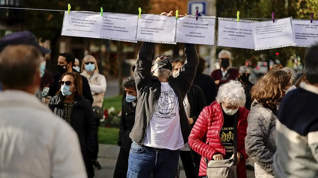 Varias personas manifest&aacute;ndose en contra de las concertinas del puerto de Santander. / hardy