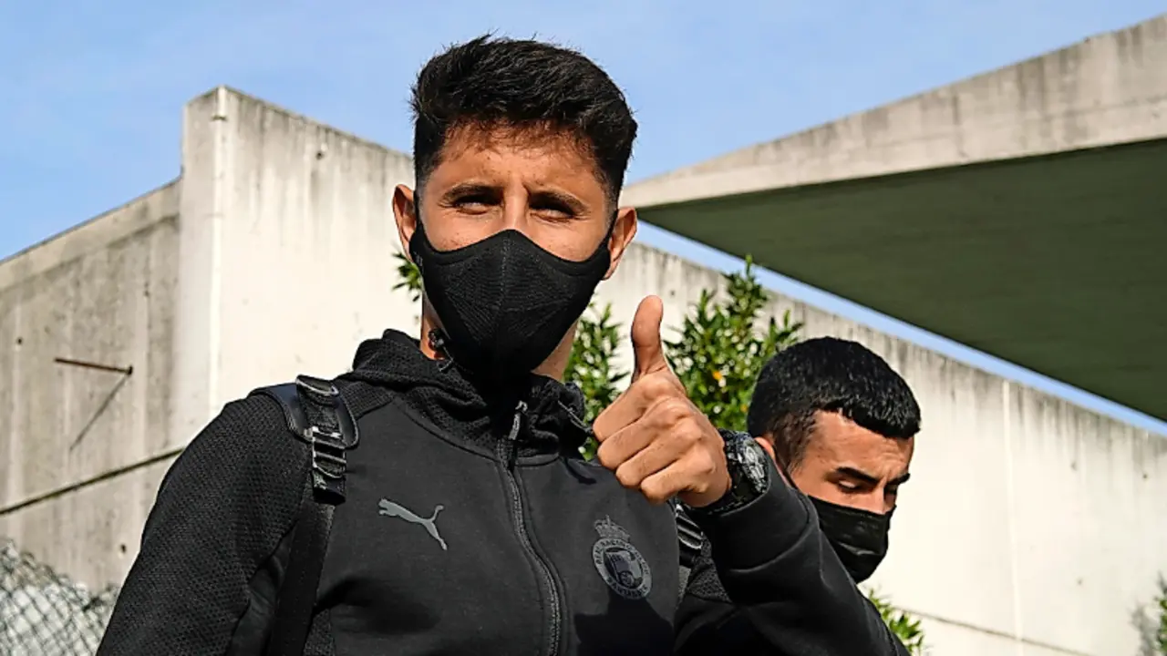 Marco Camus, a punto de subir al autocar rumbo a Zamora. / Hardy