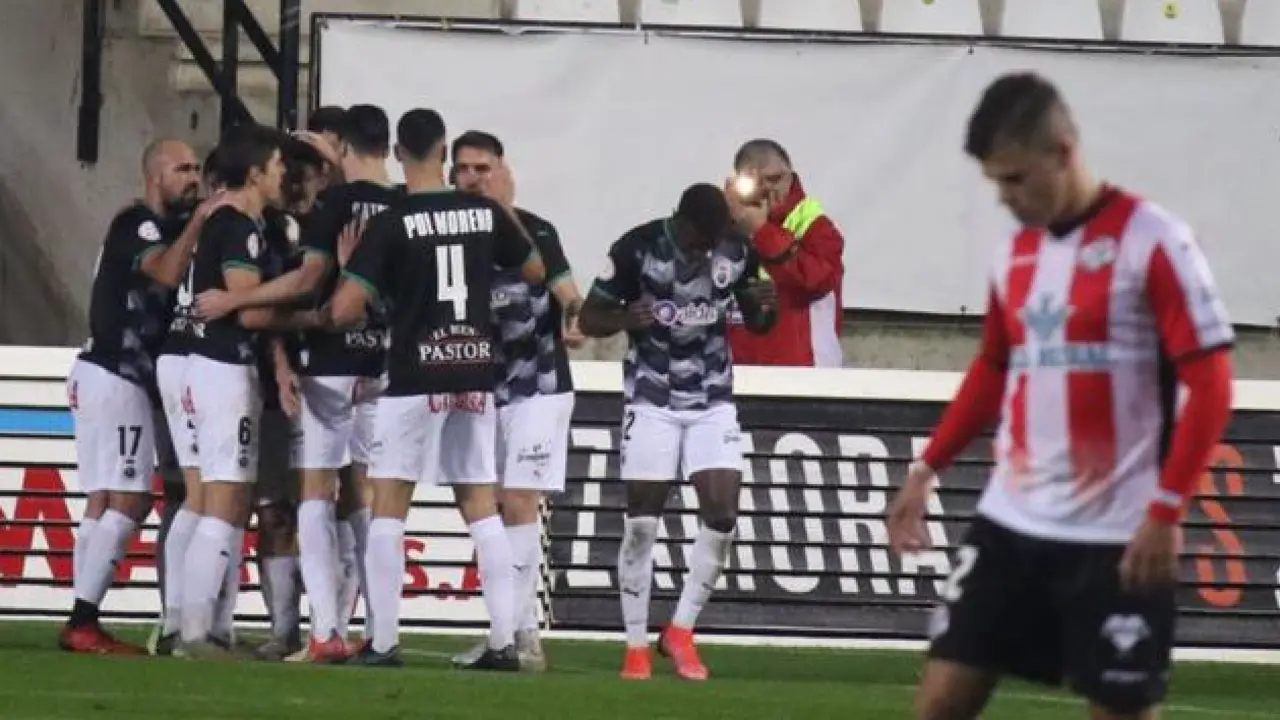 Los jugadores del Racing despu&eacute;s de marcar contra el Zamora.