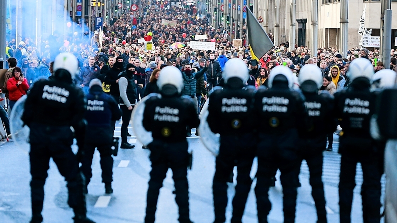 Manifestantes se enfrentan a los antidisturbios durante una protesta por las medidas contra el coronavirus en Bruselas. / EFE / STEPHANIE LECOCQ